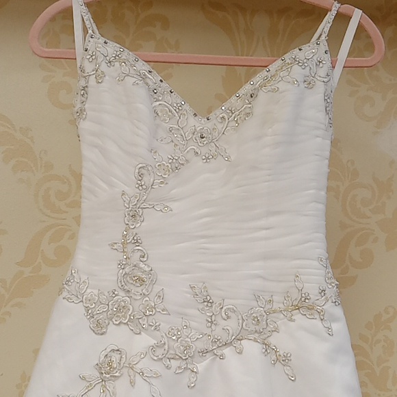 SOLD Forever yours size 4 wedding gown - Picture 2 of 11